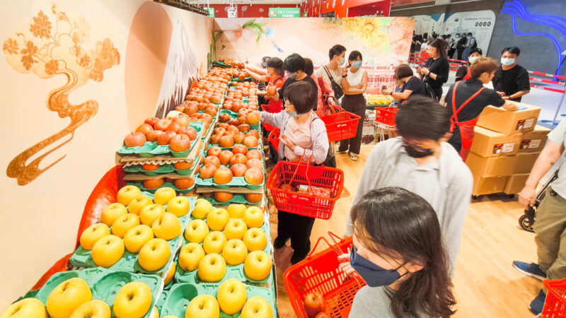 ▲LOPIA的青果區在所有LOPIA賣場中占比最大，來自日本的青森蘋果，今天兩粒100元，一人限買兩粒。（圖/記者張忠義攝）