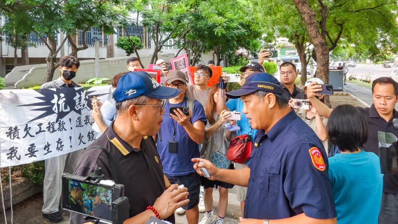 ▲台泥集團中橡林園先進材料陷工程款爭議 ，包商及工人今天出面控訴血汗錢討不回，驚動警方到場維持秩序下，只能快閃表達訴求。（圖/記者張忠義攝）