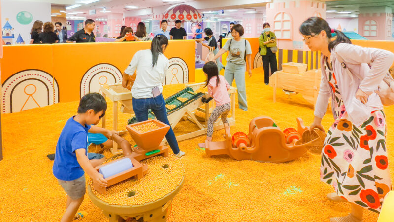 ▲全台最大室內親子遊樂品牌「追風奇幻島」進駐高雄大立百貨。(圖/記者張忠義攝)