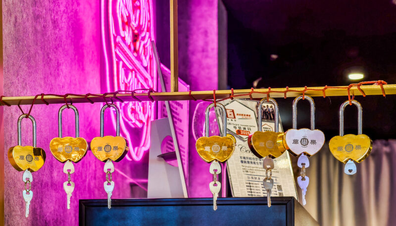 ▲店內設置充滿濃情愛意的「情人鎖牆」，邀請戀人寫下愛語、鎖上回憶，可以將兩人的美好回憶永存。（圖/記者張忠義攝）