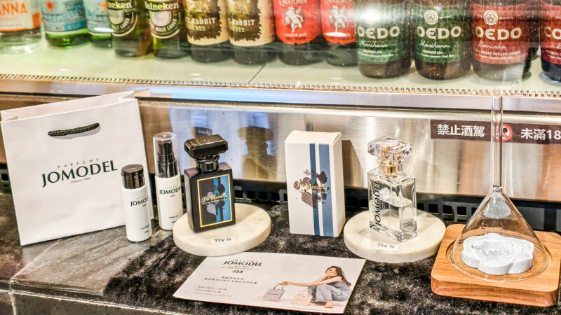 ▲預訂「父親節四人分享餐」，蘼樂餐酒贈市值1200元JOMODEL 聯名設計《天暮絨光》男性香水。（圖/記者張忠義攝）