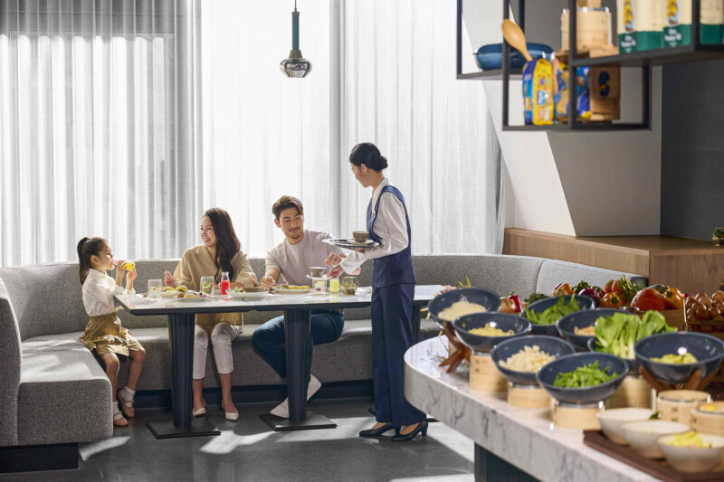 ▲SEEDS 大地義式餐廳父親節當日推出頂級海陸自助晚宴，爸爸本人用餐享5折優惠。（圖/高雄洲際酒店提供）