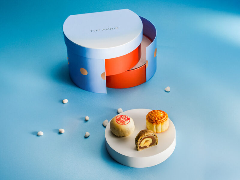 ▲《團圓・昇情》禮盒外觀設計承襲然一的美學風格，內含三款風味、手工自製的匠心月餅。（圖/然一酒店點提供）