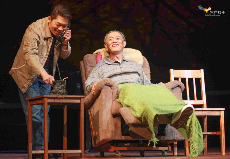 ▲《最後14堂星期二的課》卜學亮飾演米奇(左)金士傑飾演莫利教授(右)。（圖/果陀劇場提供）