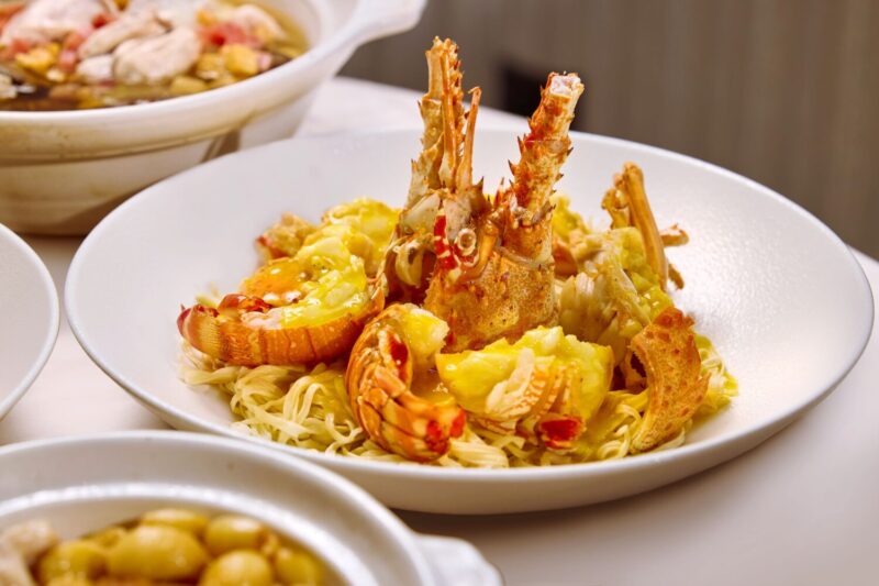 ▲「金湯奶油焗青龍」以南瓜融合奶油細火慢燉，湯汁濃郁醇厚，展現中式料理的細膩火候。（圖/高雄萬豪酒店提供）