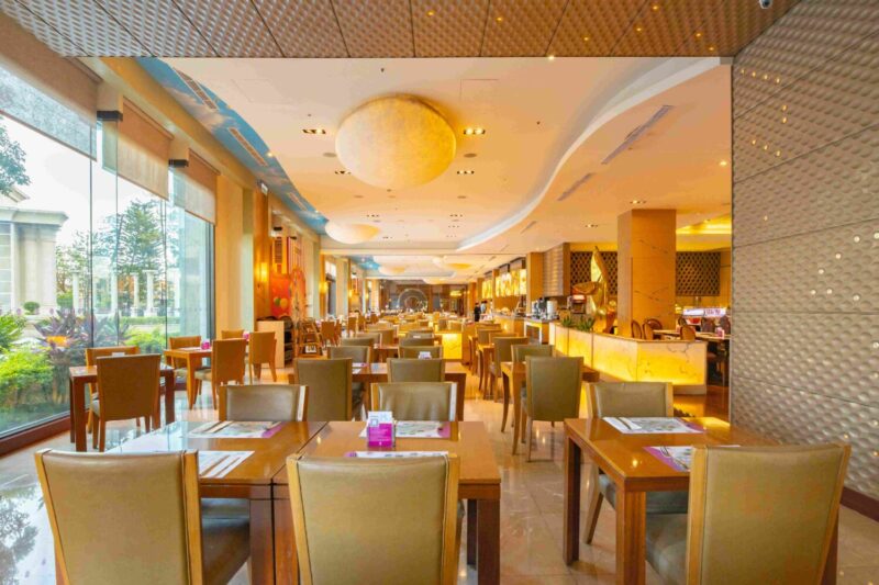 ▲【義大皇家酒店】館內人氣NO.1的星亞自助餐廳，融合簡潔西式風格，打造寬敞又時尚。（圖/義大皇家酒店提供）
