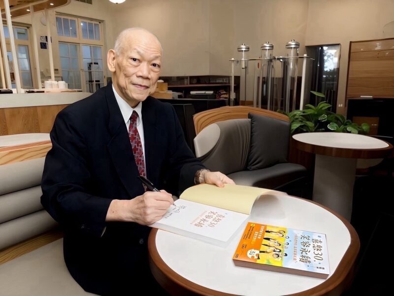 ▲喜憨兒基金會共同創辦人蘇國禎撰寫「喜憨30笑容永續」一書，分享三十年來憨兒與基金會。（圖/喜憨兒基金會提供）