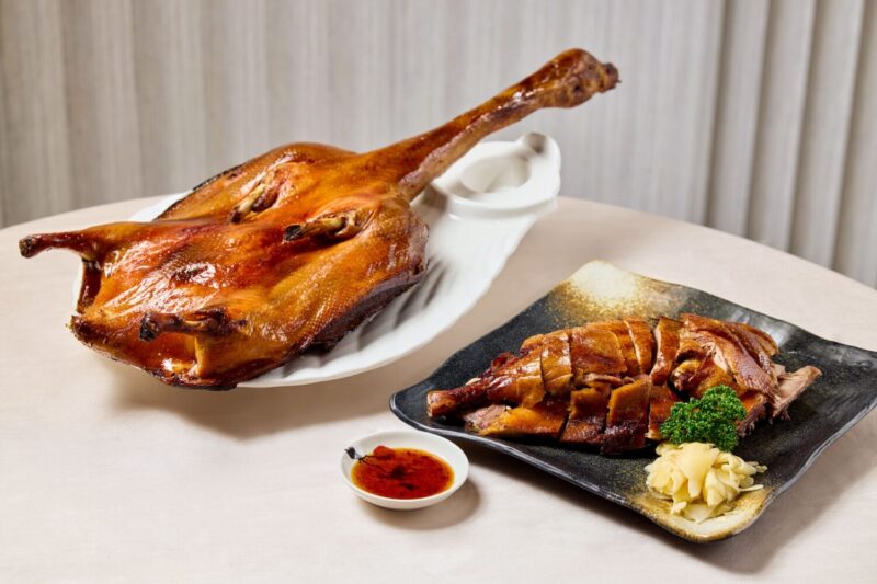 ▲夏季饗宴的重頭戲-道地粵式手路菜「琵琶鴨」，鴨皮油潤酥脆、鴨肉軟嫩不柴。（圖/高雄萬豪酒店提供）