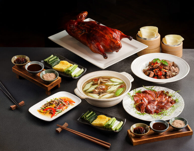 ▲承億酒店旗下最新粵菜烤鴨中餐廳「賀鴨郎」、泰式餐酒館「BAR KAO」等人氣餐廳一同加入「承億酒店餐飲抵用套票」，旅展限定買萬送三千。（圖/承億酒店提供）