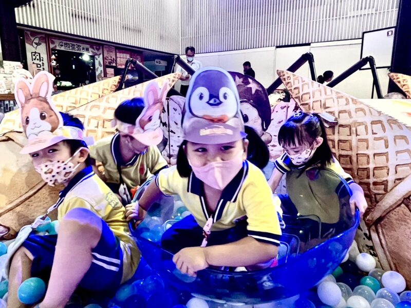 ▲2025年《是誰遊樂園》巡迴展,今天起至27日在新光三越高雄三多店12F文化館開展。(圖/新光三越高雄三多店提供)