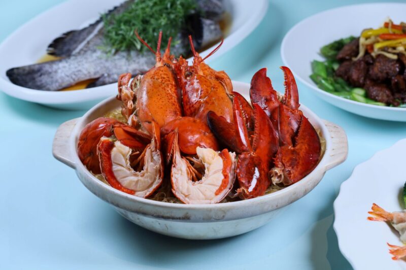 ▲皇豪中餐廳自8月1日至10日推出父親節限定桌宴，以鮑魚、龍蝦、菲力牛與旗蔘鹿茸等頂級食材入饌，每桌20,000元+10%，附贈果汁暢飲。（圖/高雄萬豪酒店提供）