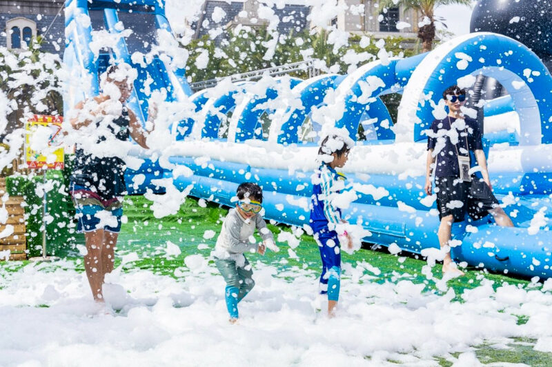 ▲義大世界今年重磅登場的「義起玩水趣」活動，斥資打造極地氣墊水樂園。（圖/義大皇家酒店提供）