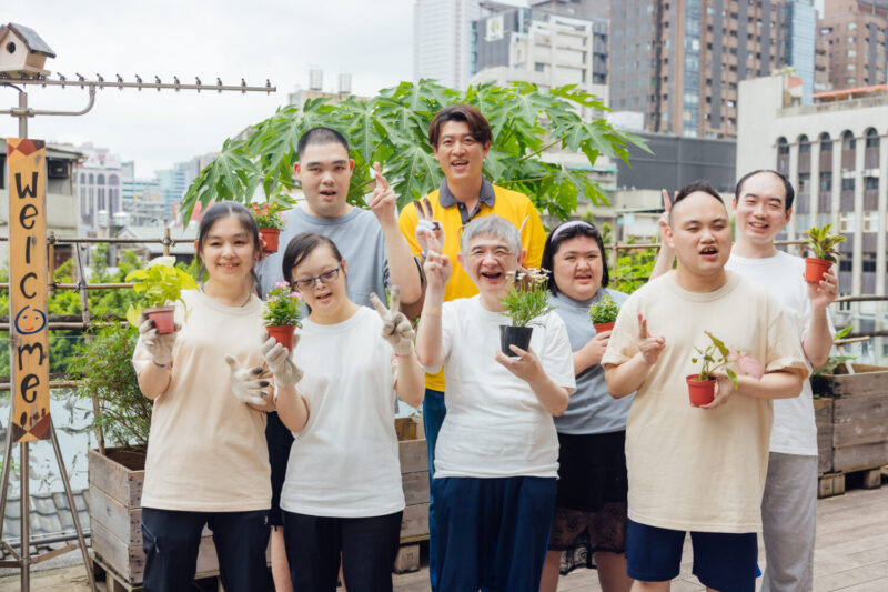 ▲職棒球星王建民擔任30周年代言人，與喜憨兒合影。（圖/喜憨兒基金會提供）