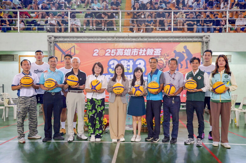 ▲貴賓與海神選手合影 。(圖/高雄市立社會教育館提供)