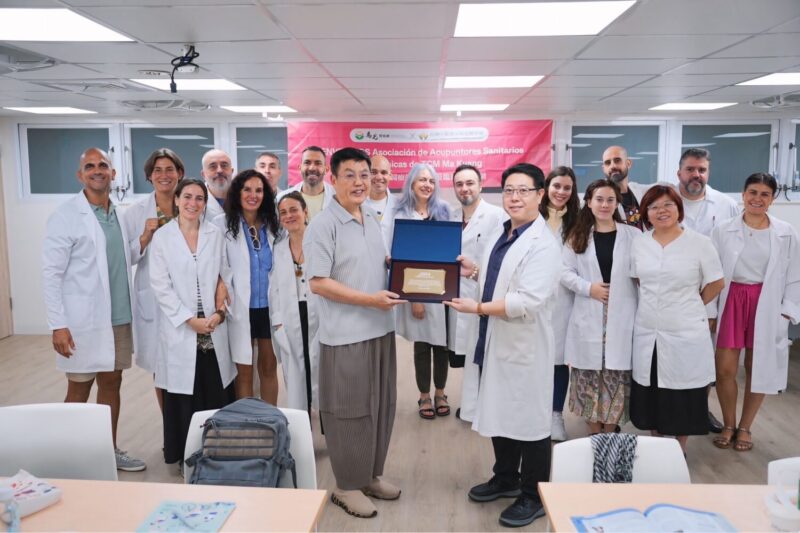 ▲馬光醫療網執行長授予西班牙醫療針灸協會交流證書。(圖/馬光中醫)