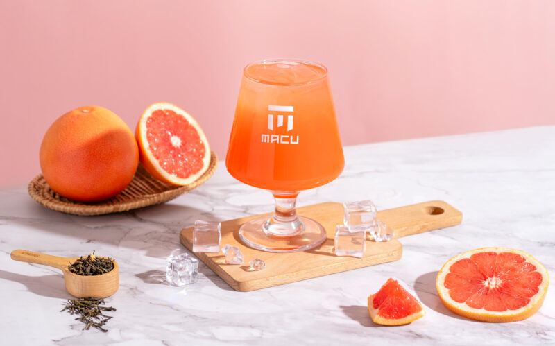 ▲麻古新品《柚香翡翠》柔粉色系映襯葡萄柚原汁，呈現輕盈果茶美學。（圖/麻古茶坊提供）
