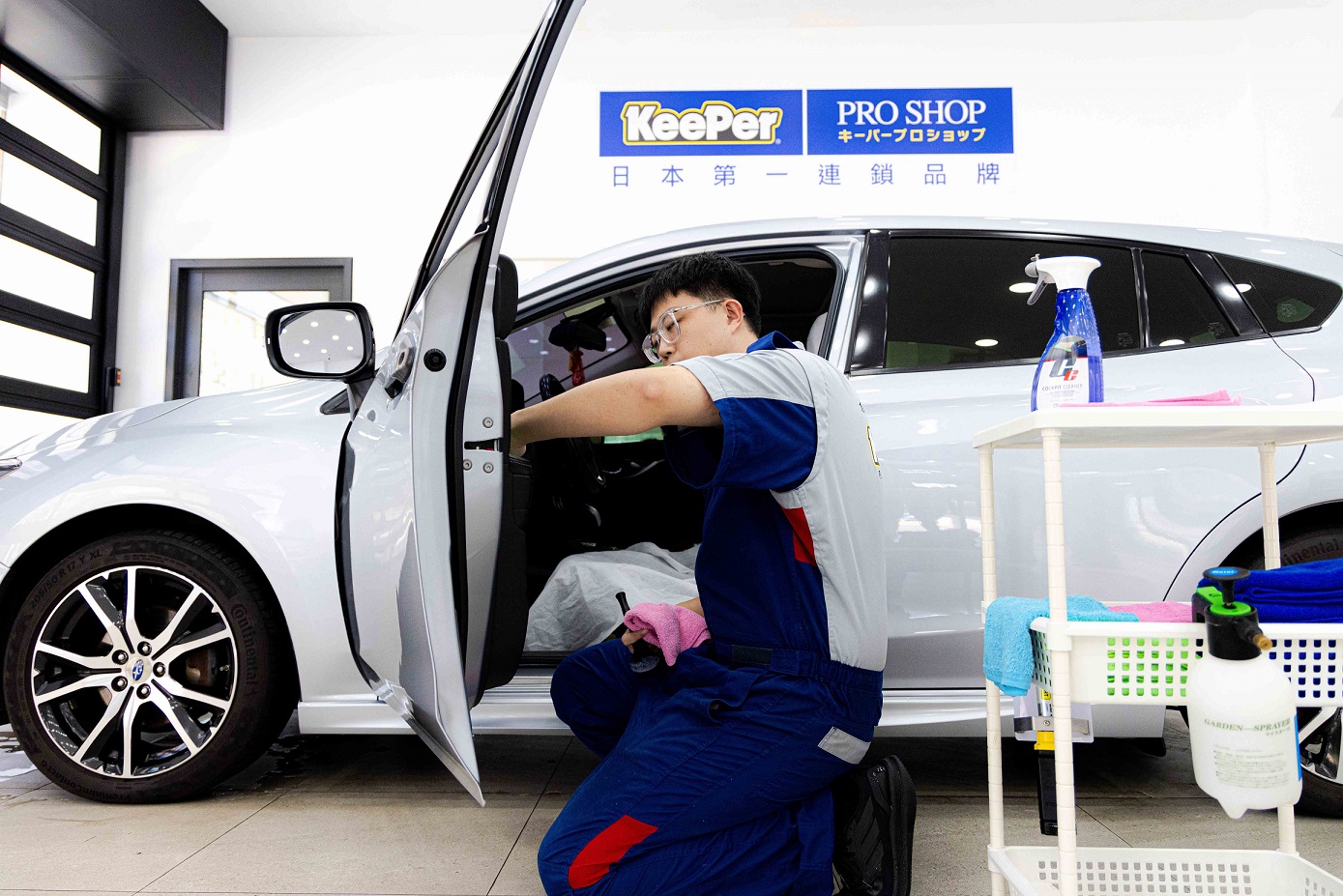 ▲採用與日本KeePer_相同的專屬纖維抹布，依車身不同區域劃分四種不同顏色材質，避免傷害車輛，實現極致清潔的日式職人精神。（圖/業者提供）