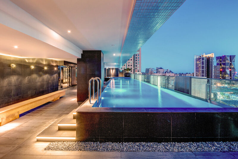 ▲設施以放慢節奏為設計理念，半露天泳池、三溫暖與蒸氣室隱身一隅，為身心卸下喧囂；健身房配備義大利Technogym設備，在律動中調和自我節奏。（圖/THE AMNIS然一酒店提供）