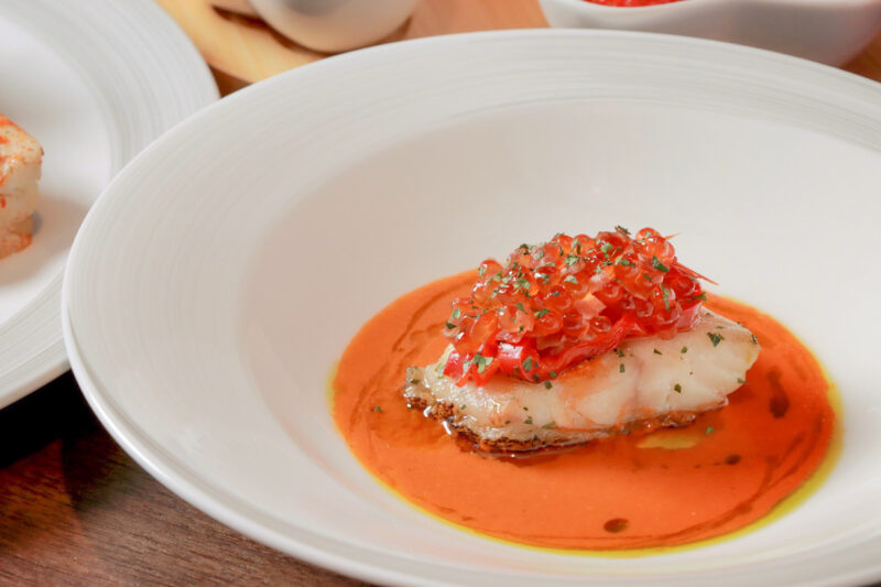 ▲高雄在地石斑佐義大利帕馬火腿與甜椒醬汁，肉質鮮嫩甜美，鹹香酥嫩層次豐富。（圖/高雄洲際酒店提供）