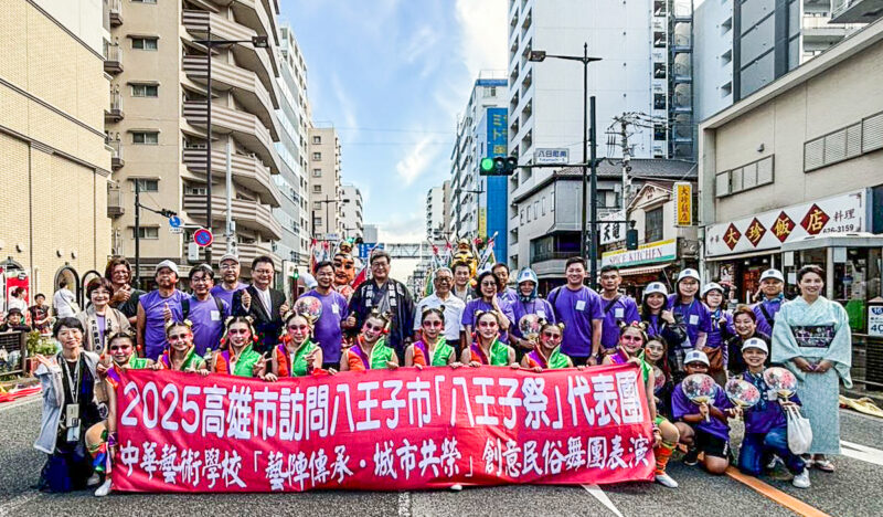 ▲高雄市議會康裕成議長與議員郭建盟、湯詠瑜,高雄市政府教育局吳立森局長,及中華藝校盧昰余校長所帶領的「華藝創意民俗舞團」交流訪問團。(圖/中華藝術學校提供)
