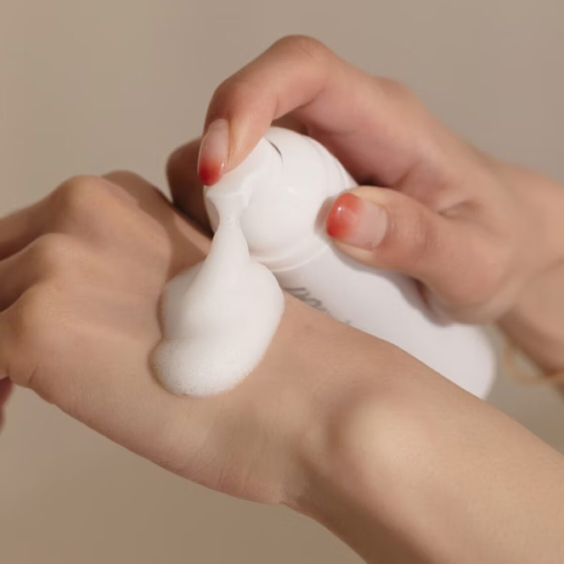 私密潔淨慕斯｜細緻綿密的泡沫，溫和帶走污垢，實現真正的私密潔淨呵護