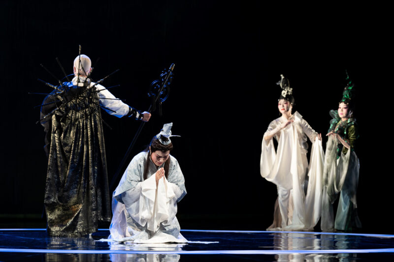 ▲2025年《白水》演出融合豫劇與歌仔戲兩大劇種，從現代視角詮釋蛇仙、僧人與凡人三種人性狀態。（圖/臺灣豫劇團提供）