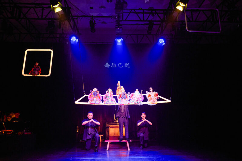 ▲真快樂掌中劇團《祟．出示》，透過偶與祟的交疊影像，構築介於人神之間的中介空間，展現布袋戲在文化與生命議題上的深層聯繫。（圖/傳統藝術中心提供）