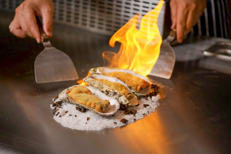 ▲8月29日至31日至皇饕牛排館鐵板燒用餐，消費鐵板燒套餐贈送煎牡蠣乙顆，為情人節增添美。（圖/高雄萬豪酒店提供）