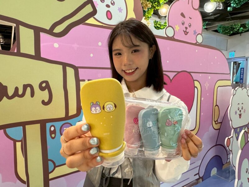 ▲Global Mall新左營車站消費刷聯名卡滿2,000元，可兌「BT21 The Journey旅行組」。（圖/，Global Mall新左營車站提供）