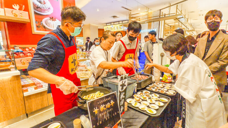 ▲日本「秋田縣名產展」今天在漢神巨蛋B1F開展，現場安排「秋田牛」、「白神大蔥」試吃活動，讓民眾有機會親自品嚐秋田縣當地美食。（圖/記者張忠義攝）