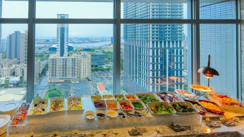 ▲然一酒店深知現代旅人對健康飲食的重視,因此早午餐特別推出無麩質酪梨吐司,以米製吐司搭配酪梨醬、煙燻鮭魚與舒肥雞胸,清爽而不失營養。(圖/記者張忠義攝)