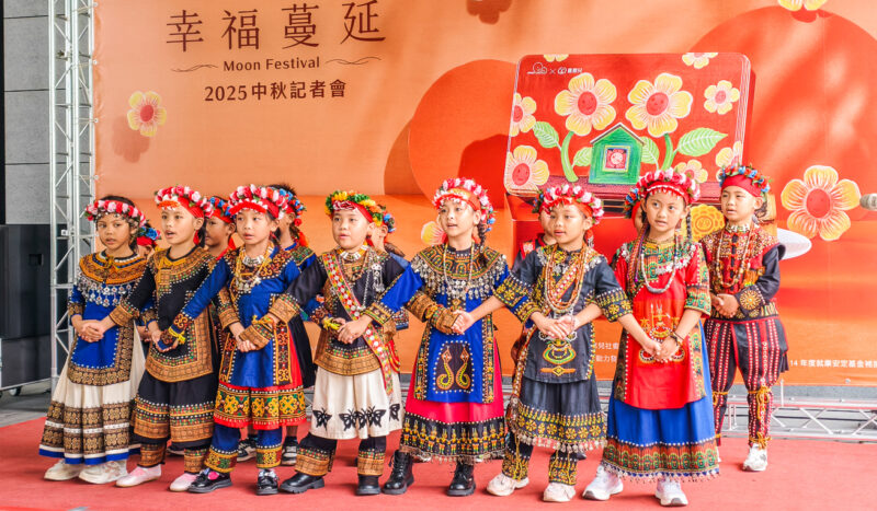 ▲屢屢獲獎的瑪家鄉佳義國小合唱團，為「幸福蔓延」中秋公益月餅禮盒宣傳活動揭開序幕，高亢嘹亮聲音獲得熱烈掌聲。（圖/記者張忠義攝）