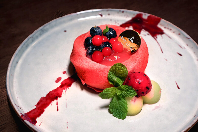 ▲Raw_Stone_節慶限定甜點《仲夏莓果》以清爽莓果與乳酪風味，為套餐餐點增添細緻層次，完美收尾。（圖/高雄英迪格酒店提供）