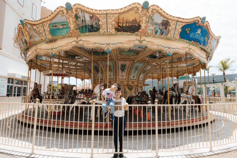 ▲SKM Park Outlets 高雄草衙8.11(一)歡慶開幕日，每人可免費搭乘鈴鹿賽道樂園旋轉木馬乙次。（圖/SKM Park Outlets高雄草衙提供）