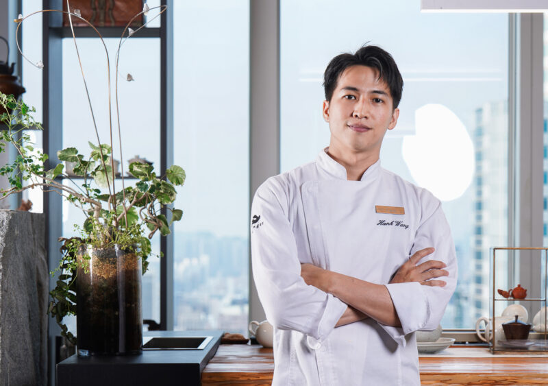 ▲承億酒店西點行政主廚王健翰（Hank）親手操刀研發承億酒店2025中秋禮盒「月映海」。（圖/承億酒店提供）