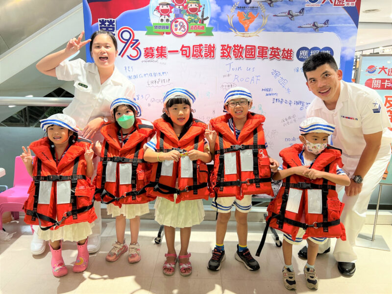▲高雄大遠百響應93軍人節,舉辦「2025小小海軍歡樂大冒險」、「小海軍陸戰隊出任務」,讓小朋友體驗海軍人員保家衛國辛勞。(圖/高雄大遠百提供)