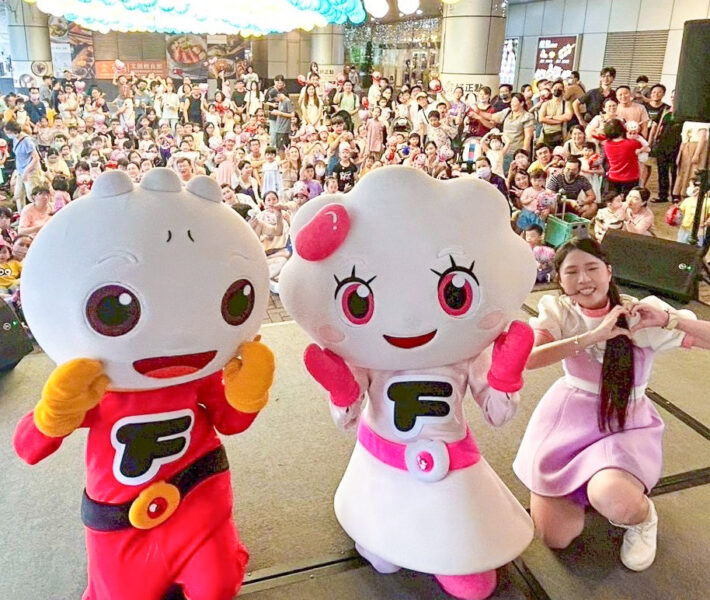 ▲為大小朋友獻上最繽紛的暑假行程！卡通明星夢幻集結，全家大小一起同樂。（圖/新光三越高雄左營店提供）