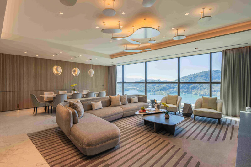 ▲佔地近百坪「皇家套房」，寬敞客廳設計，絕佳美景映入眼簾。（圖/漢來飯店事業群提供）