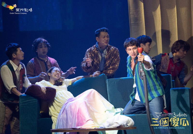 ▲三個傻瓜劇照_蒙娜(張郁婕 飾)生產。（圖/果陀劇場提供）