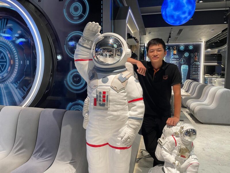 ▲小威(右)在友善職場工作愉快。(圖/喜憨兒基金會提供)