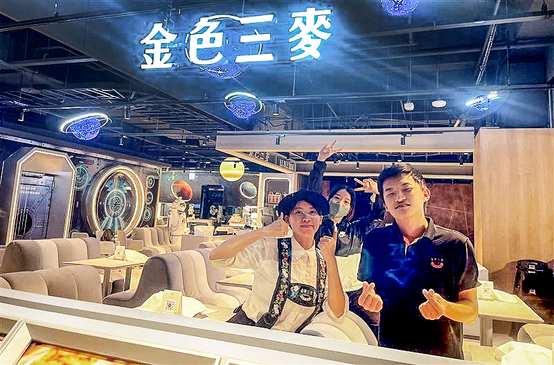 ▲小威(右)跟同事們相處愉快，穩定就業中。（圖/喜憨兒基金會提供）