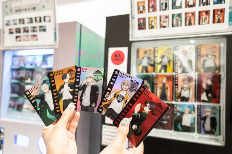 ▲快閃店設有人物抽卡機，投入50元就能隨機獲得2張卡片。（圖/高雄夢時代提供）