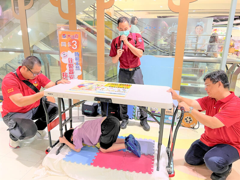 ▲高雄大遠百舉辦「2025小小消防英雄闖關趣」活動，百名萌娃變身小小消防員 防災觀念向下紮根。（圖/高雄大遠百提供）
