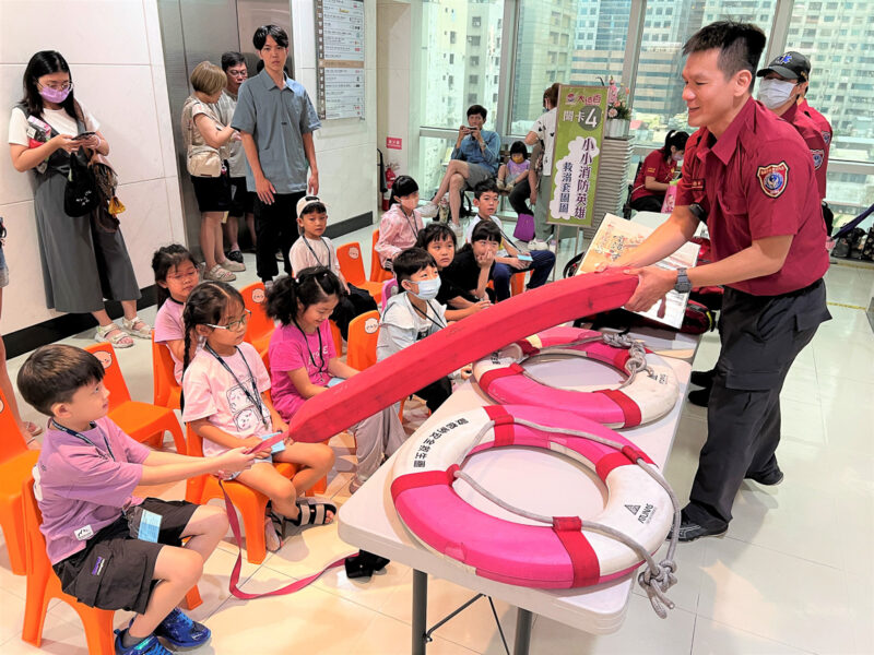 ▲高雄大遠百舉辦「2025小小消防英雄闖關趣」活動，讓小小消防員 防災觀念向下紮根。（圖/高雄大遠百提供）