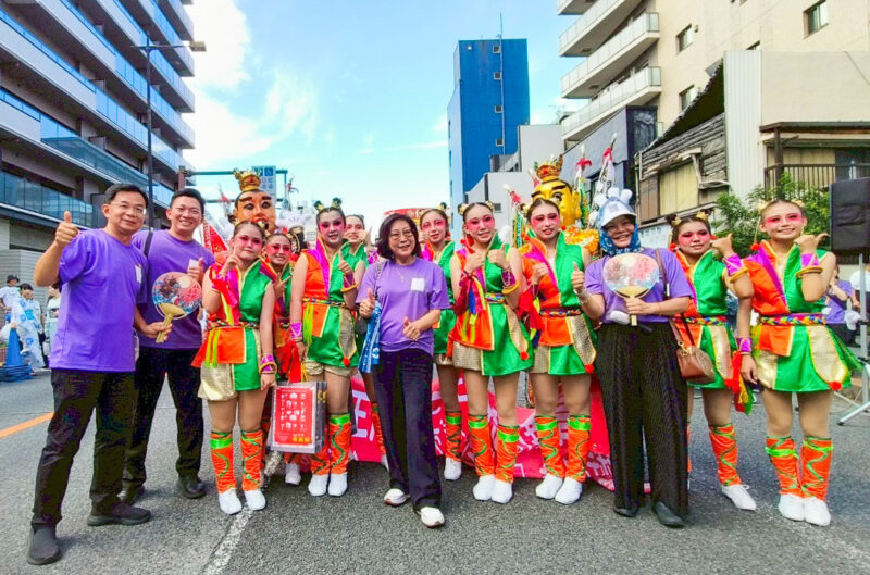 ▲高雄市議會康裕成議長與議員郭建盟、湯詠瑜，高雄市政府教育局吳立森局長與中華藝校華藝創意民俗舞團」交流訪問團合影。（圖/中華藝術學校提供）