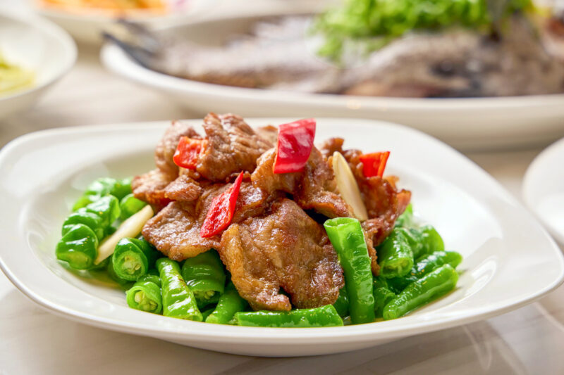 ▲「青龍豉椒黑豚肉」以美濃特有的青龍辣椒搭配伊比利黑豚。豬肉經快炒後保持軟嫩,與青龍辣椒的辛香結合,辣度溫和不嗆,鹹香下飯。(圖/高雄萬豪酒店提供)