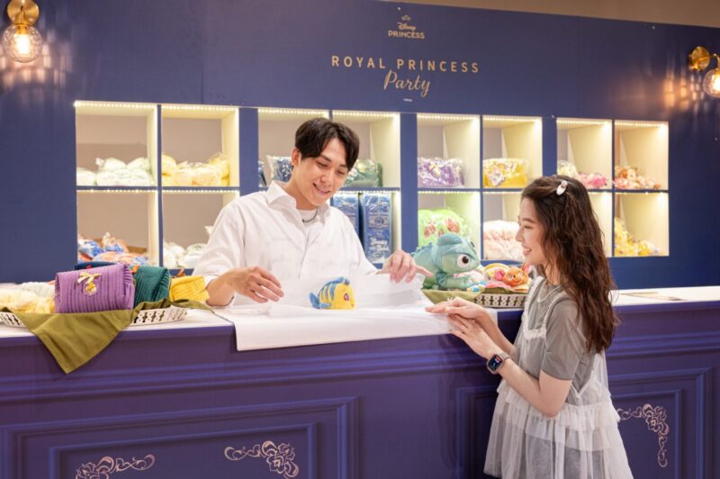 ▲最受矚目的「互動體驗區」，由王子般顏值在線、氣質滿分的服務人員，微笑迎接每位賓客。（圖/高雄夢時代店提供）