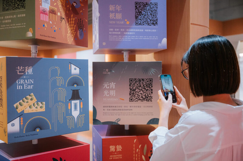 ▲舊振南透過品牌展與Podcast推廣中秋文化，讓國中與國小學子走進漢餅文化館認識漢餅歷史，聆聽「二十四節氣的智慧故事」。（圖/舊振南提供）