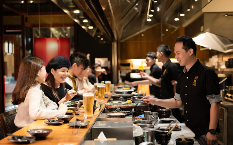 ▲職人桌邊燒肉服務_中秋同樂動口不動手。(圖/胡同燒肉提供)