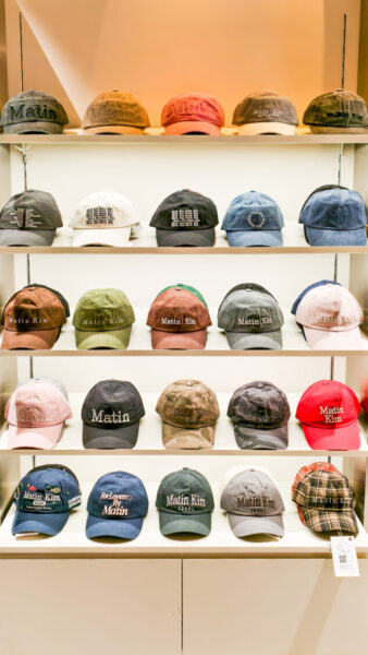 ▲韓國人氣潮流品牌 Matin Kim， 全館帽款享 8 折優惠。（圖/記者張忠義攝）